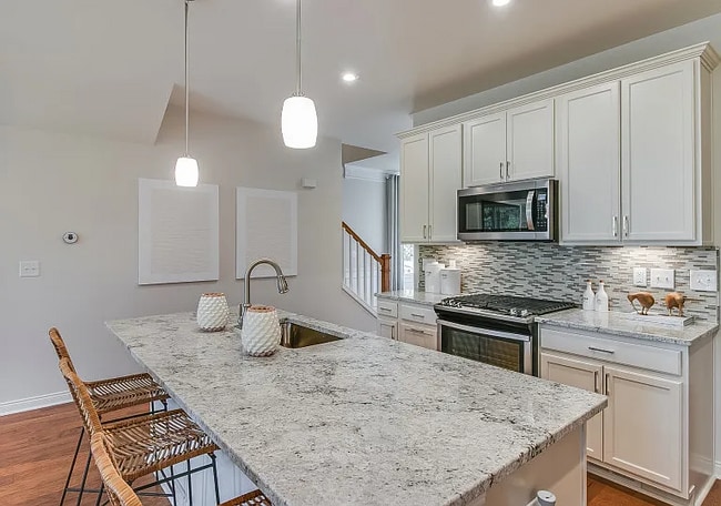 421 Addison Cir, Commerce Charter Township, MI 48390 - photo 2