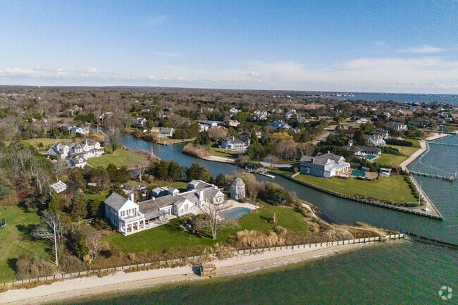 Remsenburg-Speonk has canals that run out to the bay.
