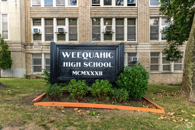 In 2022–23, Weequahic High had 454 students with a 14:1 student-teacher ratio.