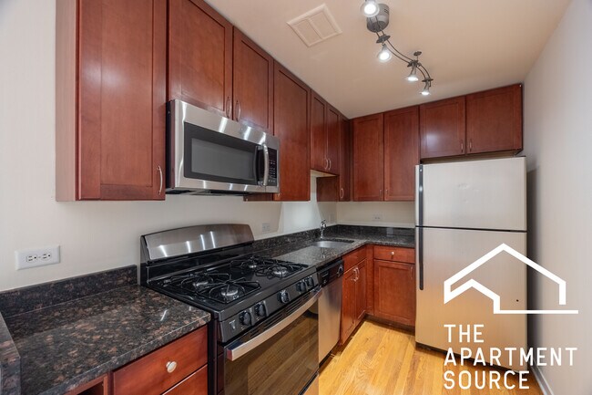 628 W Wrightwood Ave unit 215, Chicago, IL 60614 - photo 2