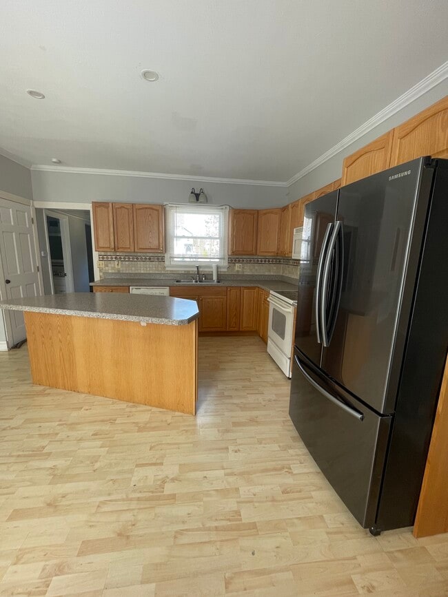 55 Dartmouth St, Laconia, NH 03246 - photo 2