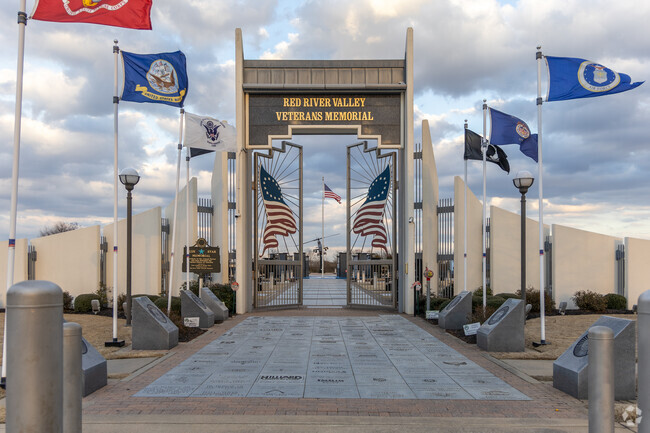 Paris' Red River Valley Veterans Memorial provides a peaceful space for reflection and respect.