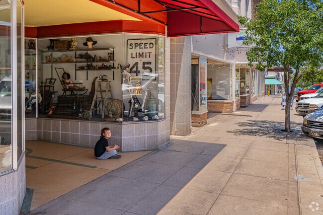 Globe’s walkable downtown includes shaded sidewalks and a variety of locally owned shops and cafés.