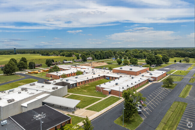 The Marshfield Junior High School campus is adjacent to Webster and Hubble Elementary Schools.