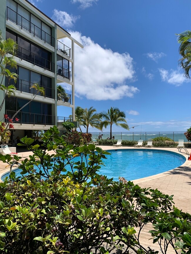 Enjoy an OceanFront Pool, Gym and Library
