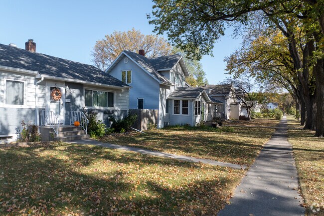 Jefferson-Carl has single family homes with large front lawns.