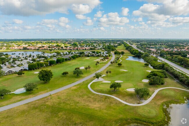 The Indian Springs Country Club offers golf to the locals of Valencia Isles.