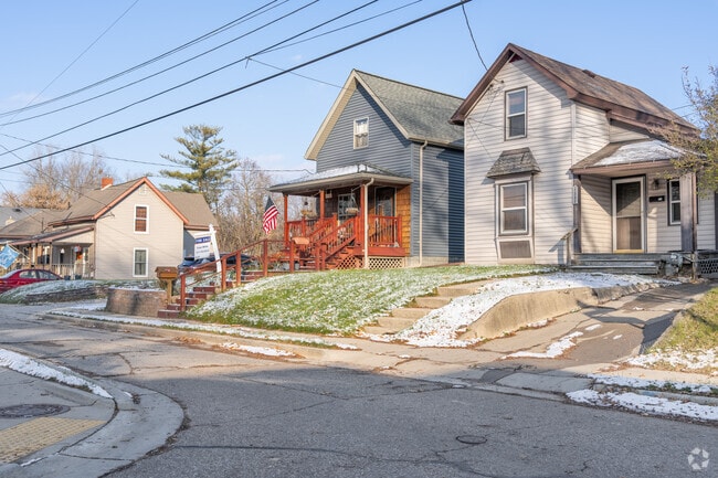 Homes in Knollwood Willow are located on fairly small lawns.