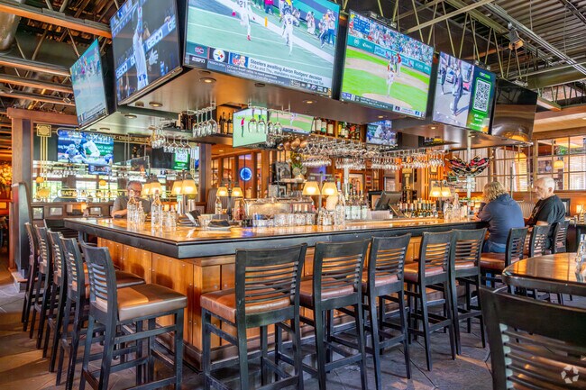 Ike's is an American bar & grill offering chops, seafood & specialty burgers in a casual, contemporary setting.