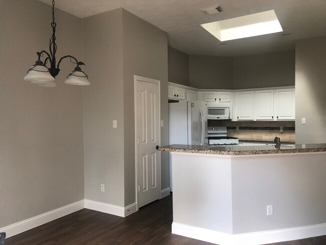 19306 Pinewood Bluff Ln, Humble, TX 77346 - photo 2