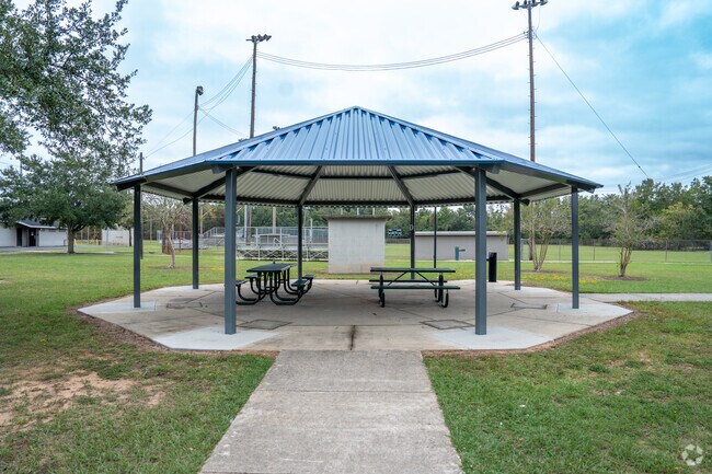 Have a picnic at Trinity Gardens Park.
