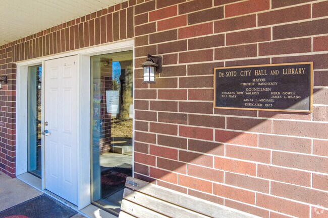 The central location of the De Soto City Hall & Public Library makes it convenient for all.