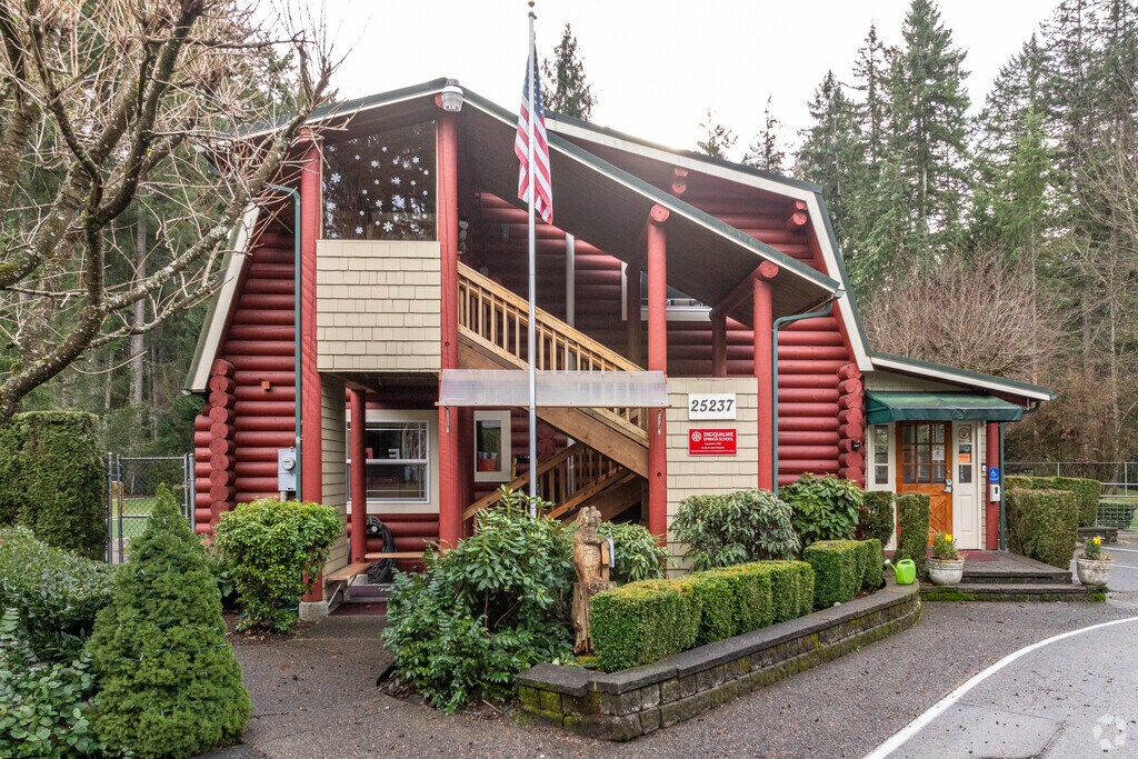 Snoqualmie Springs School entrance.