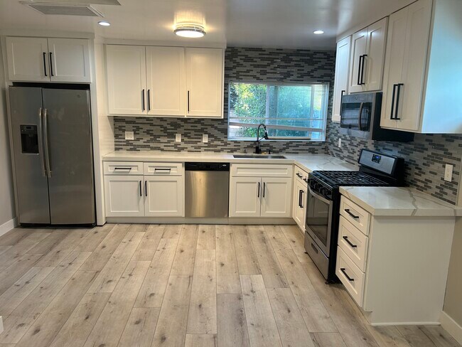 19548 Los Alimos St unit 19546, Porter Ranch, CA 91326 - photo 7