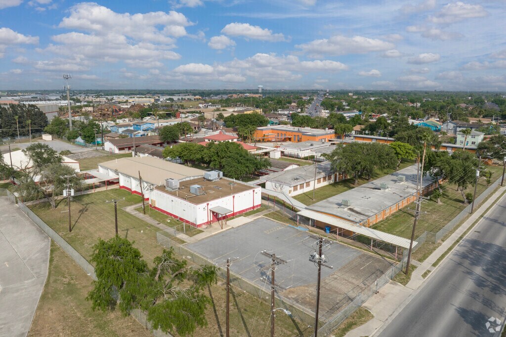 Victoria Heights Elementary School is located in central Brownsville on Roosevelt St.