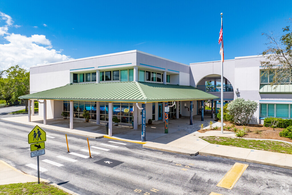 Sunset Hills Elementary School has 451 students in grades PK, K-5.