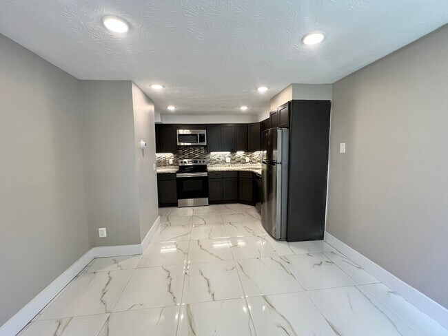 Gateway Estates, East Hartford, CT 06108 - photo 2