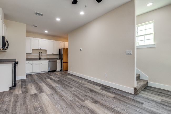 511 N Davis Dr unit A, Arlington, TX 76012 - photo 3