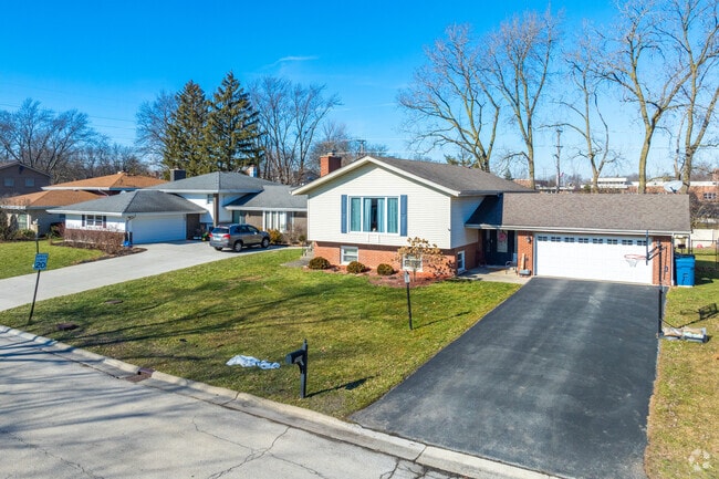 Ishnala features a variety of home sizes in contemporary styles.