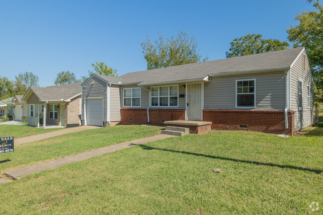 Carriage Trail includes original 1950s construction, modern rennovations and new construction.