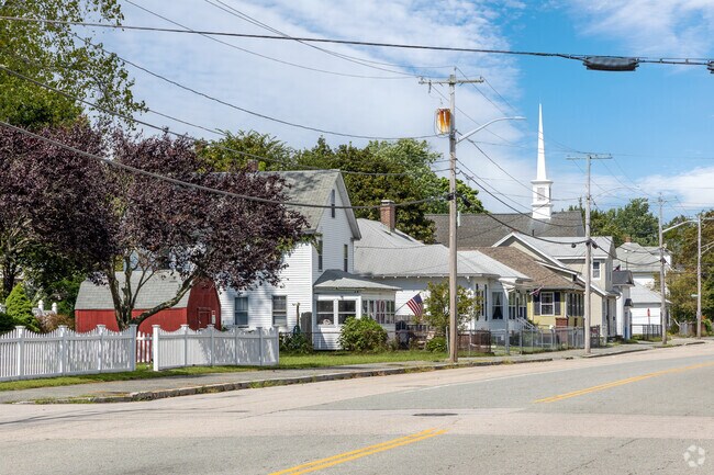 This row of homes in the Oakland Beach neighborhood is along the eponymous road and is nice.