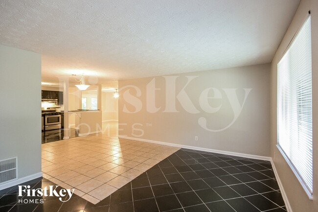 5225 Martins Crossing Rd, Stone Mountain, GA 30088 - photo 3