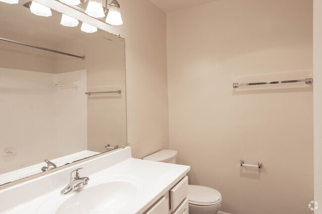 2BR, 1BA - 798SF