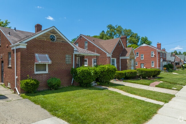 Fiskhorn offers Bungalows and Colonials with neatly manicured lawns.