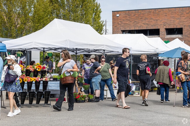 Albany's Farmers' Market connects locals with farmers only minutes from North Albany, OR.