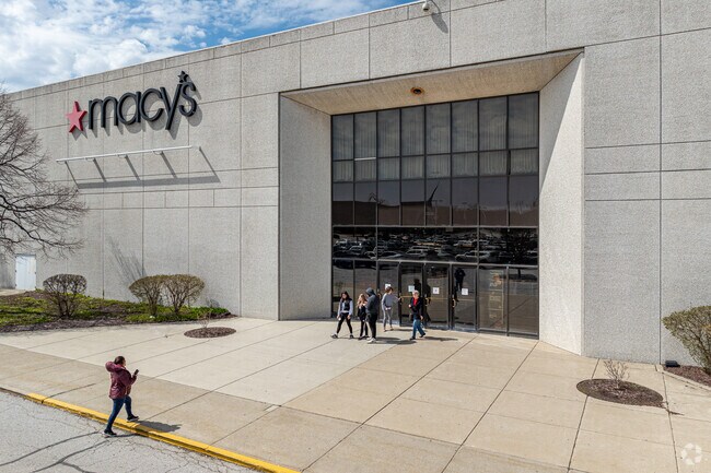 The Louis Joliet Mall features big-chain stores such as Macy's near Lakewood Falls.