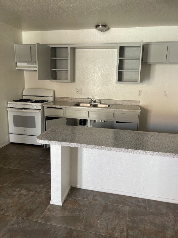 18335 Montezuma St unit 2, Adelanto, CA 92301 - photo 2