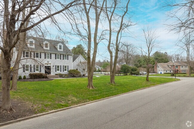 Modern Colonial homes are common in Head of the Harbor.