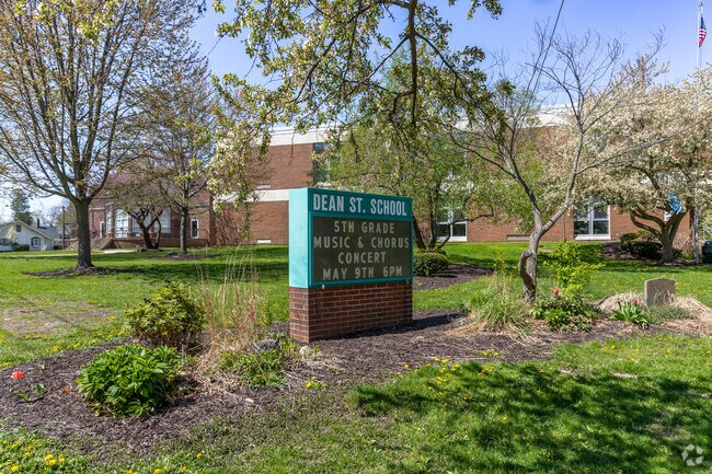 Dean Street School in Woodstock is one of the main schools for this area.