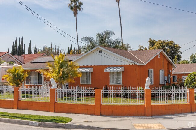 River East has many traditional ranch homes, some with large front yards.s