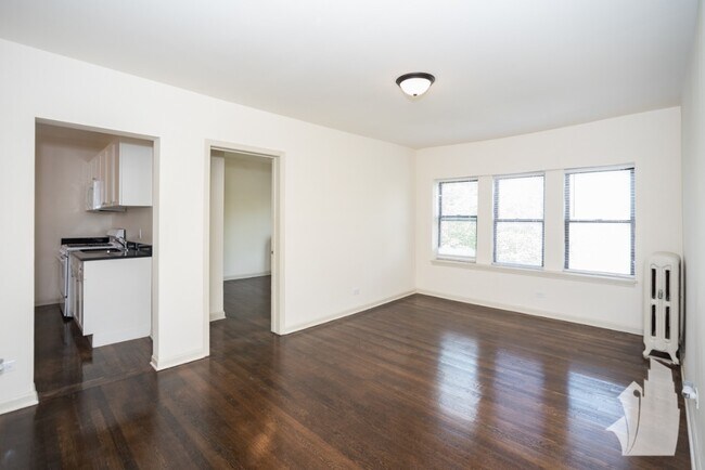 908 W Montrose Ave unit GDN, Chicago, IL 60613 - photo 3