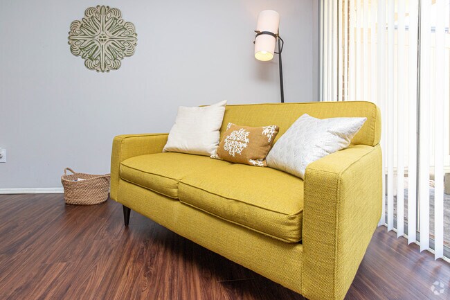 2BR, 1BA - 950 SF - Living Room