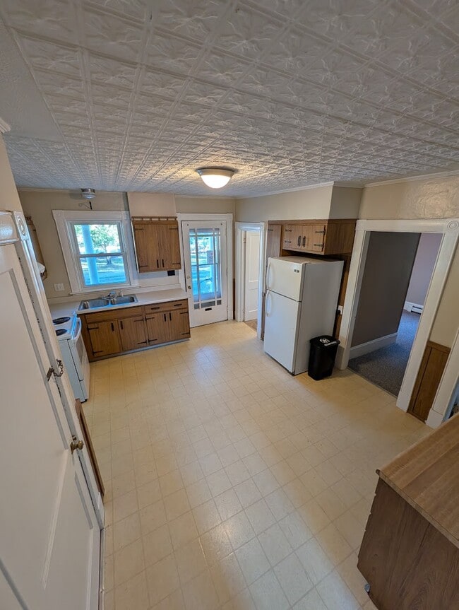 54 Highland St unit 54 Highland, Laconia, NH 03246 - photo 3