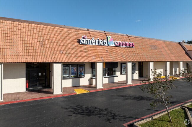 America Cinemas showcases both Hollywood blockbusters and popular Spanish-language films.