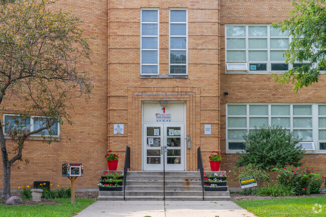 Hale Elementary School has 813 students in grades K-8.