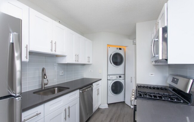 526 N Dearborn Pkwy, Chicago, IL 60610 - photo 3