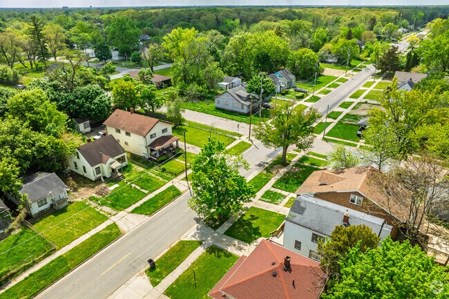Most streets in King Avenue Plus have sidewalks running along both sides of the street.
