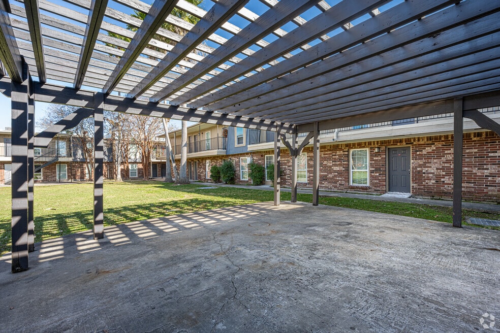 Whispering Palms Apts