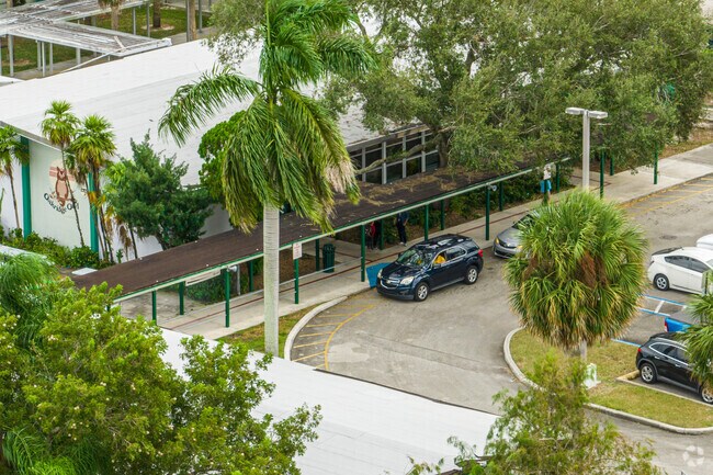 North Central Hollywood's Oakridge Elementary School serves students in grades PK-5th.