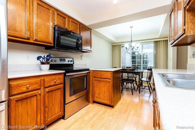 235 Meadow Lane Cir, Rochester Hills, MI 48307 - photo 3