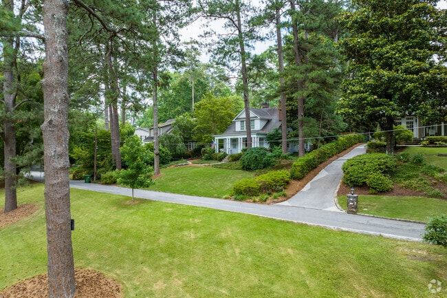 Several Peachtree Heights neighborhood streets border the Duck Pond and Parkside Drive parks.