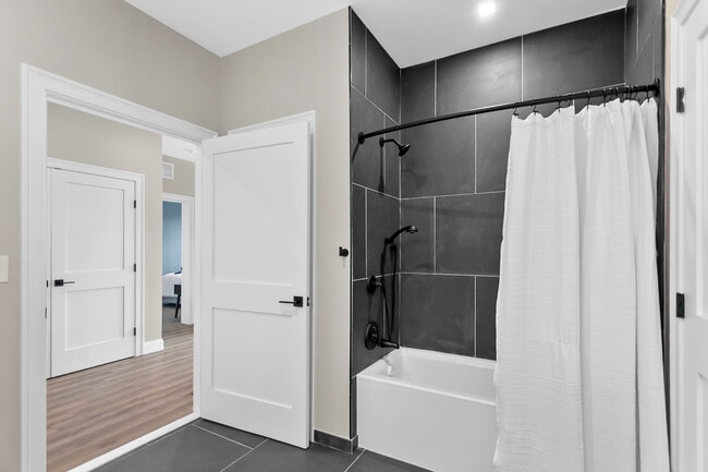 B2 Floorplan: Main Bathroom