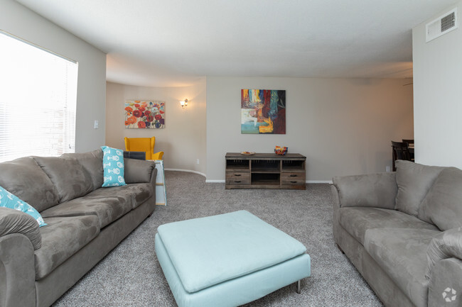 1BR, 1BA - 815SF