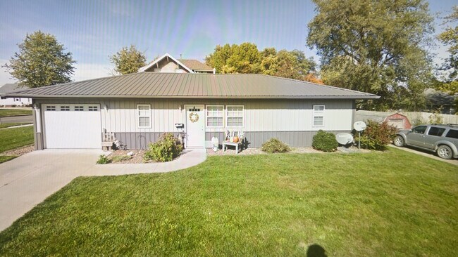 109 W Pleasant St, Knoxville, IA 50138