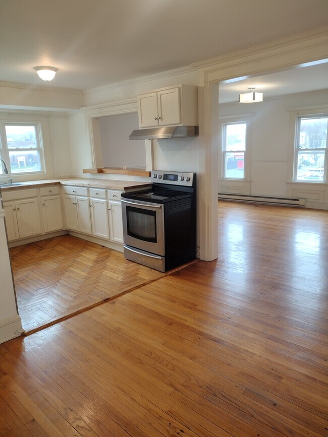 560 Washington St unit Apartment 2, Hudson, NY 12534 - photo 7