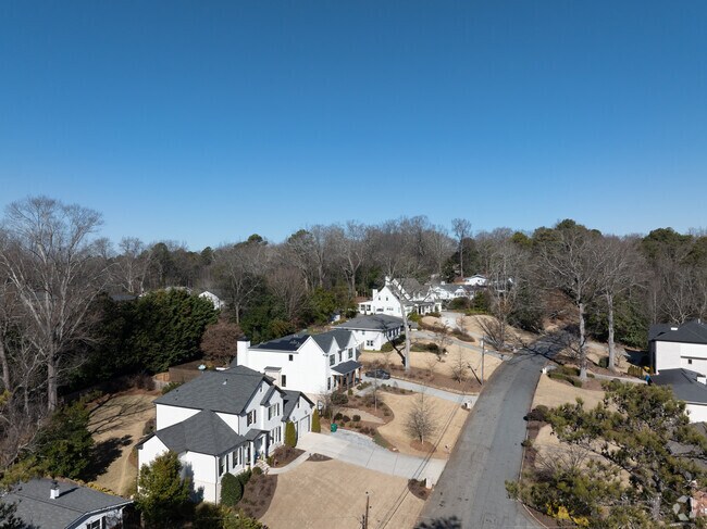 A row of new builds in the Glenridge Hammond neighborhood which is very convenient for shopping and communicating into Atlanta.